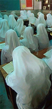 muslimwomen.jpg - 15.25 K